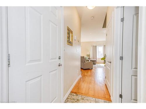 1201 Wheathill Street, Kingston, ON - Indoor Photo Showing Living Room