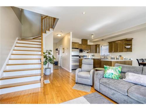 1201 Wheathill Street, Kingston, ON - Indoor Photo Showing Living Room