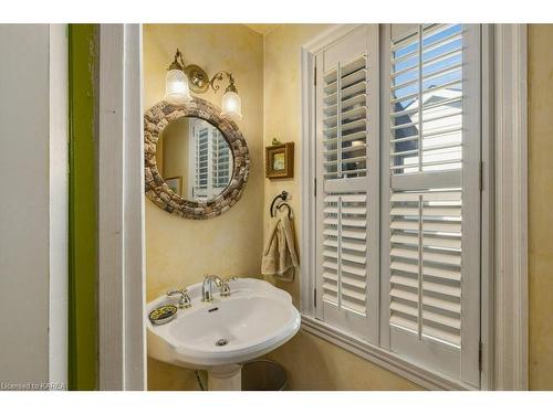 236 Park Street, Kingston, ON - Indoor Photo Showing Bathroom