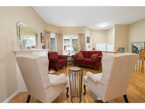 296 Grandtrunk Avenue, Kingston, ON - Indoor Photo Showing Living Room