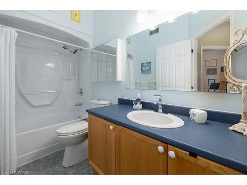 296 Grandtrunk Avenue, Kingston, ON - Indoor Photo Showing Bathroom