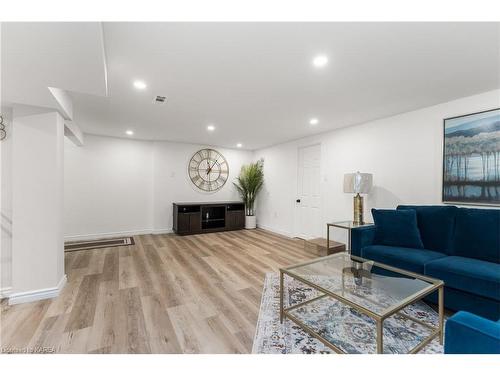 47 Mackenzie Crescent, Kingston, ON - Indoor Photo Showing Living Room
