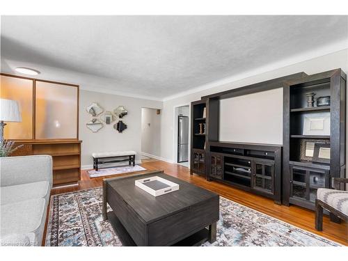 47 Mackenzie Crescent, Kingston, ON - Indoor Photo Showing Living Room