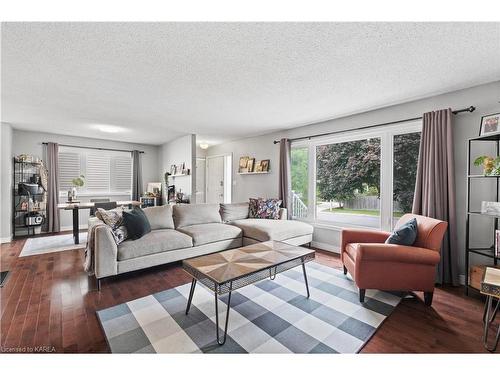 23 Douglas Avenue, Kingston, ON - Indoor Photo Showing Living Room