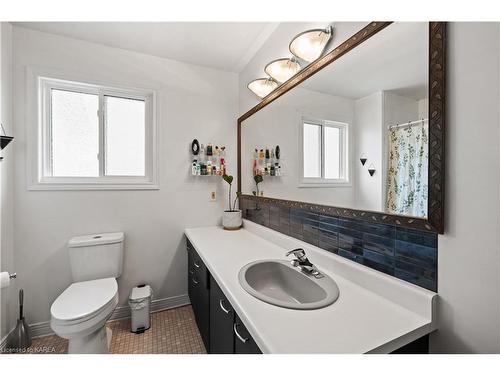 23 Douglas Avenue, Kingston, ON - Indoor Photo Showing Bathroom