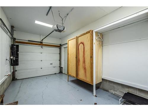 33 Balmoral Court, Kingston, ON - Indoor Photo Showing Garage