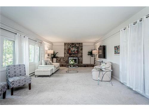 548 Lorna Lane, Selby, ON - Indoor Photo Showing Living Room