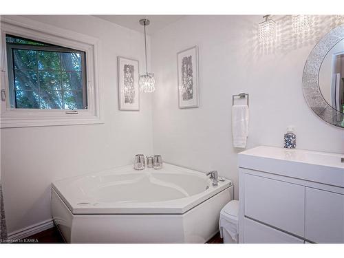 548 Lorna Lane, Selby, ON - Indoor Photo Showing Bathroom