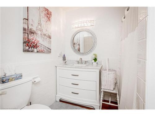 548 Lorna Lane, Selby, ON - Indoor Photo Showing Bathroom