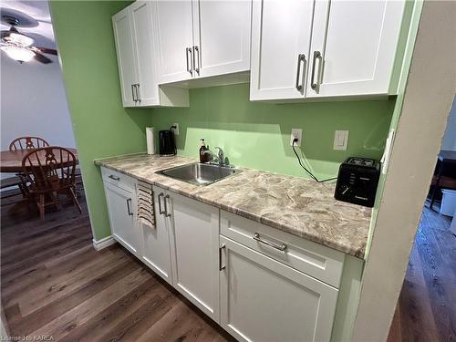 504-17 Eldon Hall Place, Kingston, ON - Indoor Photo Showing Kitchen