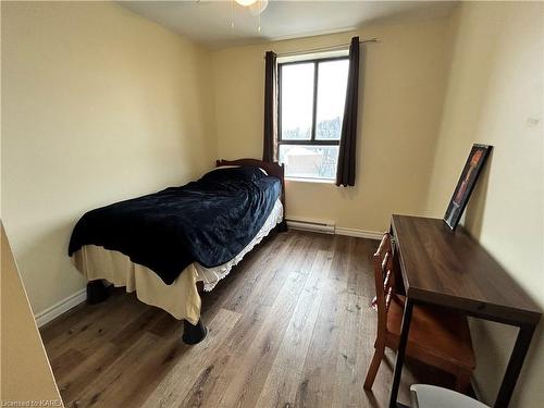 504-17 Eldon Hall Place, Kingston, ON - Indoor Photo Showing Bedroom