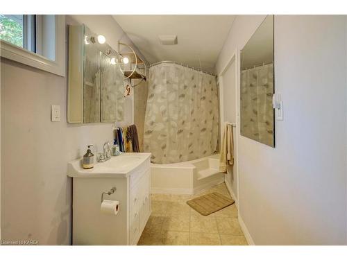 549 Alfred Street, Kingston, ON - Indoor Photo Showing Bathroom