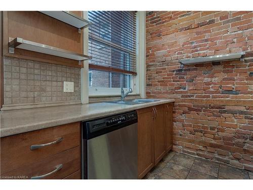 2-41 William Street, Kingston, ON - Indoor Photo Showing Kitchen