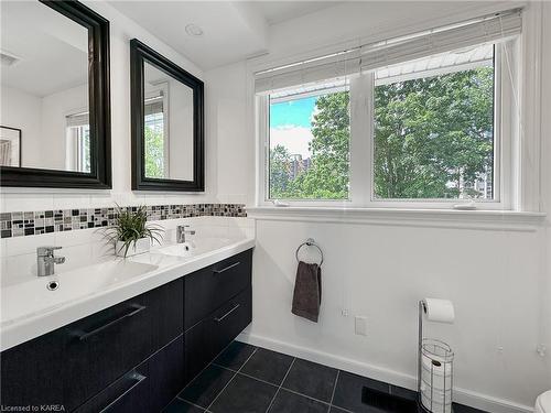 115 Fairway Hill Crescent, Kingston, ON - Indoor Photo Showing Bathroom