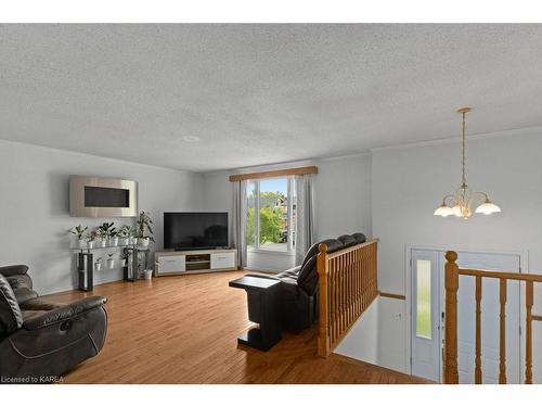 1091 Wintergreen Crescent, Kingston, ON - Indoor Photo Showing Living Room