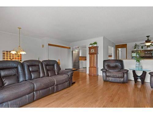 1091 Wintergreen Crescent, Kingston, ON - Indoor Photo Showing Living Room