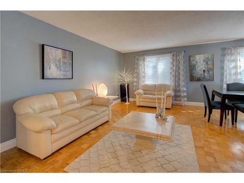 862 Kilburn Street, Kingston, ON - Indoor Photo Showing Living Room