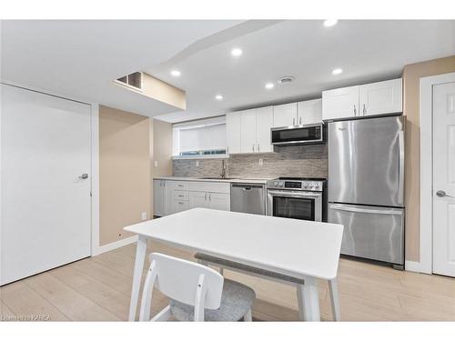 725 Tacoma Crescent, Kingston, ON - Indoor Photo Showing Kitchen