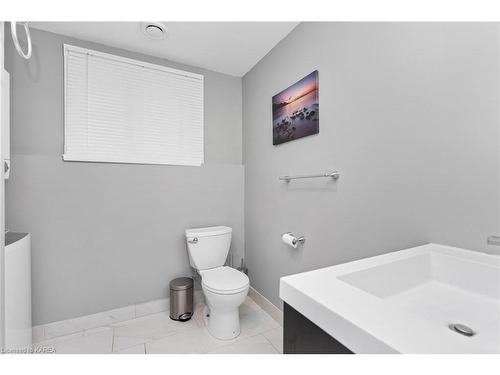 725 Tacoma Crescent, Kingston, ON - Indoor Photo Showing Bathroom