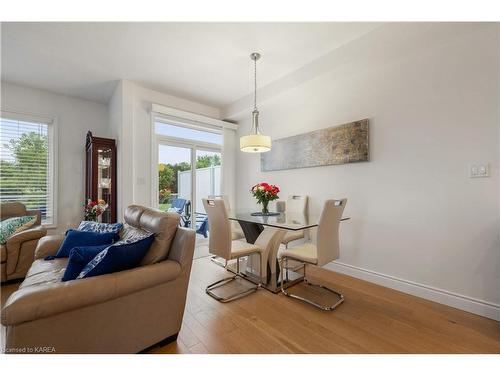301 Janette Street Street, Kingston, ON - Indoor Photo Showing Living Room