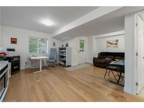 301 Janette Street Street, Kingston, ON - Indoor Photo Showing Living Room