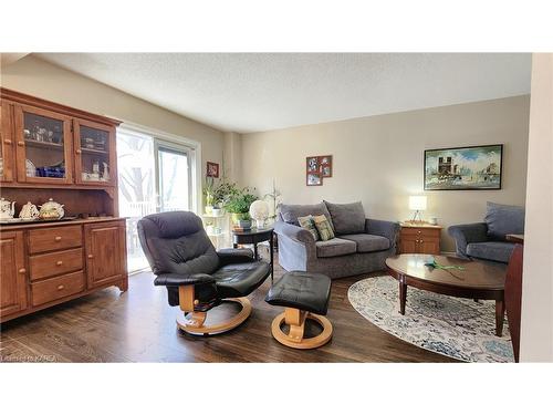 835 Larchwood Crescent, Kingston, ON - Indoor Photo Showing Living Room