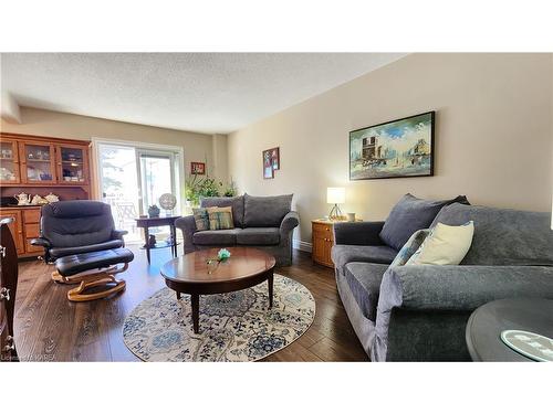 835 Larchwood Crescent, Kingston, ON - Indoor Photo Showing Living Room