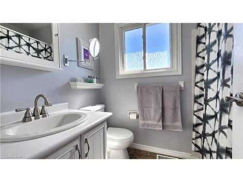 835 Larchwood Crescent, Kingston, ON - Indoor Photo Showing Bathroom