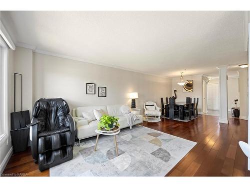 29-1098 King Street W, Kingston, ON - Indoor Photo Showing Living Room