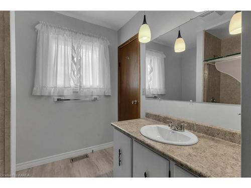 752 Sussex Boulevard, Kingston, ON - Indoor Photo Showing Bathroom