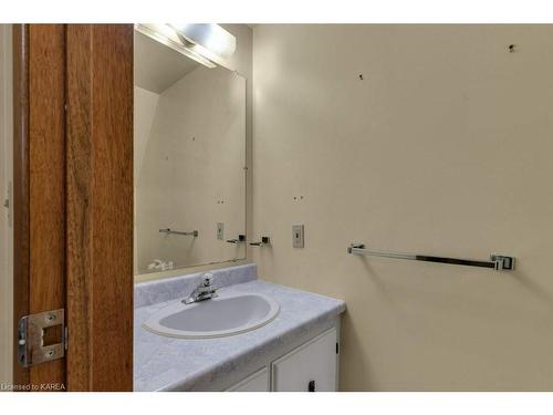 752 Sussex Boulevard, Kingston, ON - Indoor Photo Showing Bathroom
