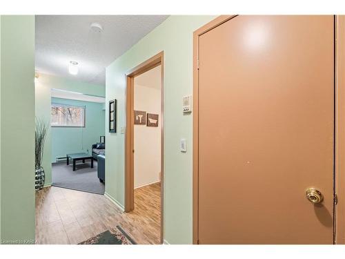 211-316 Kingsdale Avenue, Kingston, ON - Indoor Photo Showing Other Room