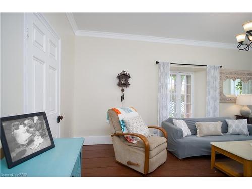 14005 Front Road, Stella, ON - Indoor Photo Showing Living Room