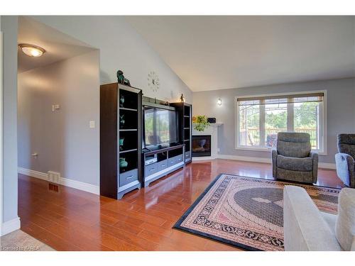 731 Rylande Court, Kingston, ON - Indoor Photo Showing Living Room