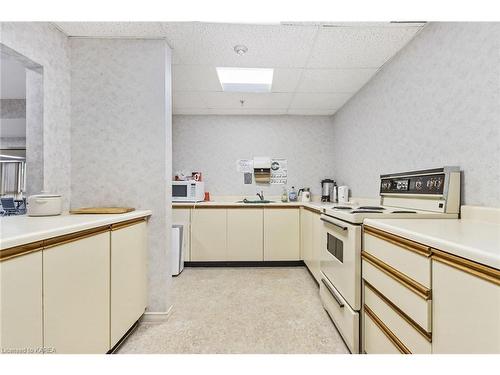 507-14 Greenview Drive, Kingston, ON - Indoor Photo Showing Kitchen