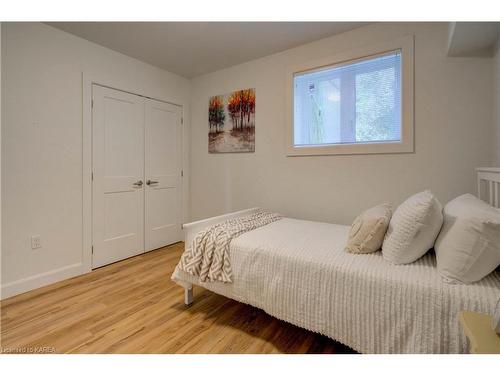 180 Britannia Crescent, Bath, ON - Indoor Photo Showing Bedroom