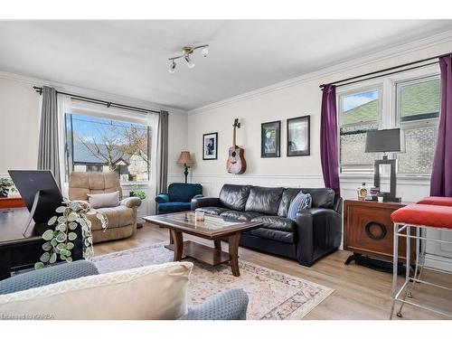 197 Kingscourt Avenue, Kingston, ON - Indoor Photo Showing Living Room