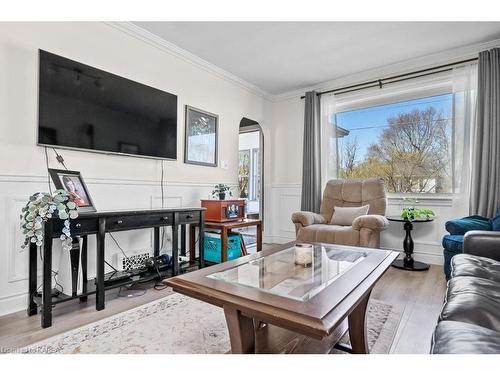 197 Kingscourt Avenue, Kingston, ON - Indoor Photo Showing Living Room