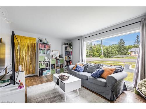 1417 Montreal Street, Kingston, ON - Indoor Photo Showing Living Room