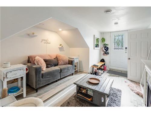 1417 Montreal Street, Kingston, ON - Indoor Photo Showing Living Room