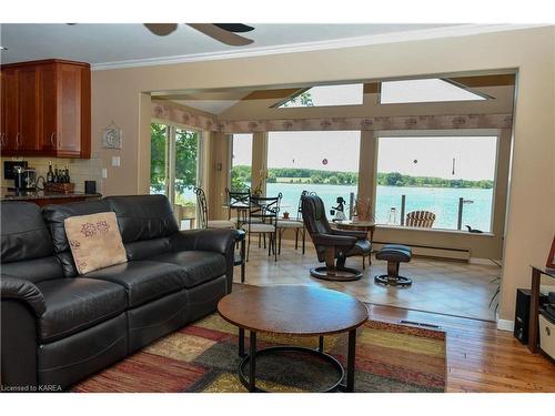 333 Howe Island Ferry Road, Gananoque, ON - Indoor Photo Showing Living Room