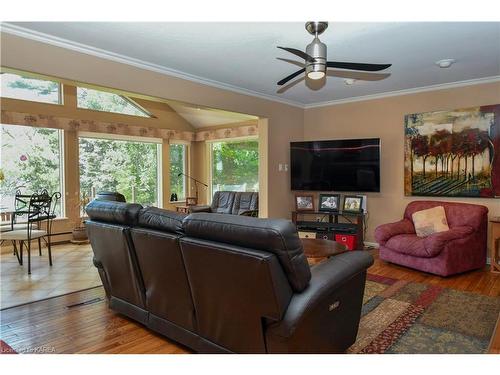 333 Howe Island Ferry Road, Gananoque, ON - Indoor Photo Showing Living Room