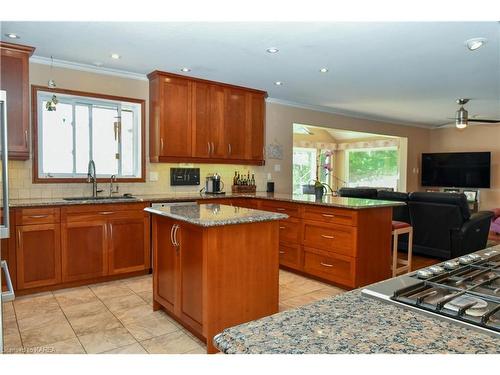 333 Howe Island Ferry Road, Gananoque, ON - Indoor Photo Showing Kitchen