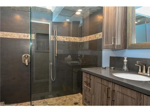 333 Howe Island Ferry Road, Gananoque, ON - Indoor Photo Showing Bathroom