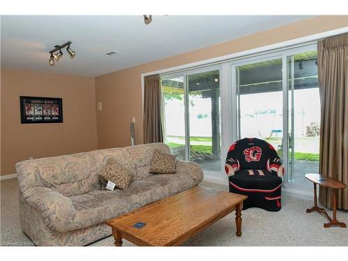 333 Howe Island Ferry Road, Gananoque, ON - Indoor Photo Showing Living Room