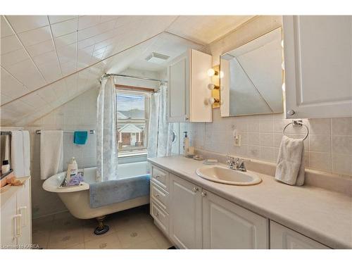 369 Macdonnell Street, Kingston, ON - Indoor Photo Showing Bathroom