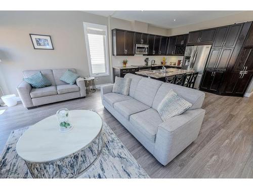 404 Beth Crescent, Kingston, ON - Indoor Photo Showing Living Room