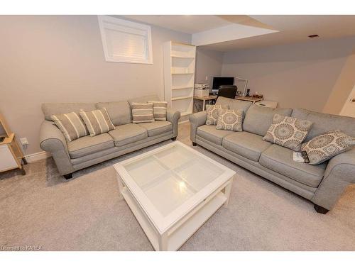 404 Beth Crescent, Kingston, ON - Indoor Photo Showing Living Room