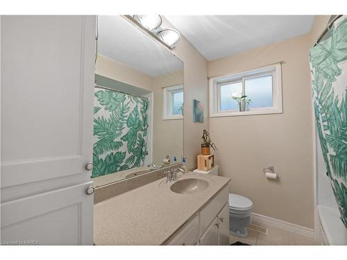 11 Ross Street, Kingston, ON - Indoor Photo Showing Bathroom