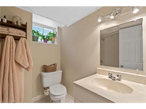 11 Ross Street, Kingston, ON - Indoor Photo Showing Bathroom